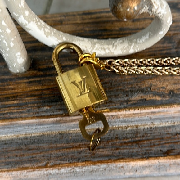 LV Padlock & Key no. 312 ~ Generic chain included - Picture 4 of 11